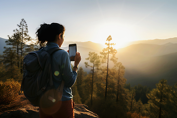 JPG 나무 편집이미지 여자 배낭 산 한명 들기 상반신 성인 스마트폰 햇빛 사진촬영 등산 하이킹 가을 등산객 성인여자한명만 편집실사 AI포토 AI콘텐츠 식물 1 계절 가방 모션 레저 사람 핸드폰 스마트기기 태양 촬영 트래킹 CG 여자한명만 성인여자만 파일형식