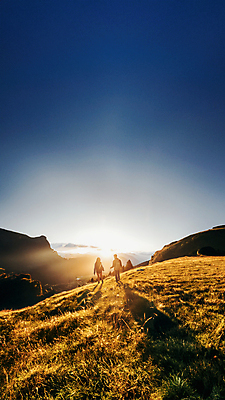 JPG 전신 편집이미지 여자 남자 배낭 하늘 산 초원 성인 두명 햇빛 맑음 등산 하이킹 가을 등산객 성인만 편집실사 AI포토 AI콘텐츠 계절 가방 레저 날씨 사람 태양 트래킹 CG 파일형식