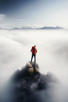 JPG 전신 편집이미지 남자 배낭 하늘 산 한명 서기 성인 등산 하이킹 안개 가을 정상 등산객 성인남자한명만 편집실사 AI포토 AI콘텐츠 1 계절 가방 모션 레저 날씨 사람 트래킹 CG 남자한명만 성인남자만 파일형식