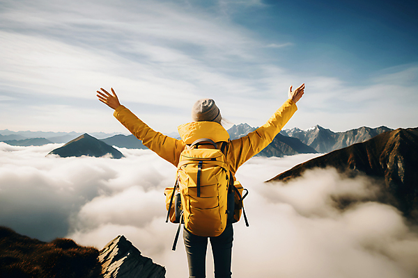 JPG 구름 편집이미지 여자 배낭 하늘 산 한명 상반신 성인 등산 만세 하이킹 가을 정상 등산객 성인여자한명만 편집실사 AI포토 AI콘텐츠 자연요소 1 계절 가방 모션 레저 사람 트래킹 CG 여자한명만 성인여자만 파일형식