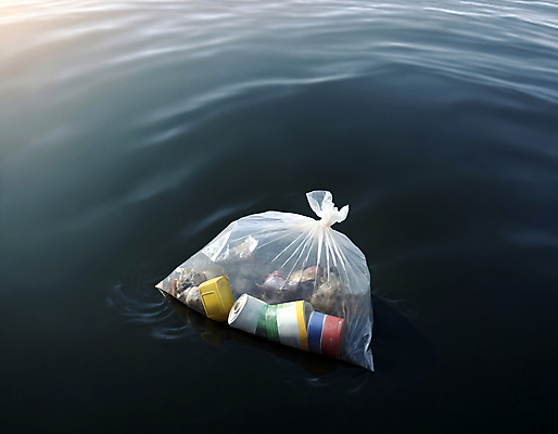 JPG 편집이미지 물결 바다 사람없음 쓰레기 디지털합성 쓰레기봉투 해양오염 해양쓰레기 편집실사 AI포토 AI콘텐츠 봉투 환경오염 CG 파일형식