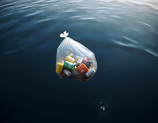 JPG 편집이미지 물결 바다 사람없음 쓰레기 디지털합성 쓰레기봉투 해양오염 해양쓰레기 편집실사 AI포토 AI콘텐츠 봉투 환경오염 CG 파일형식