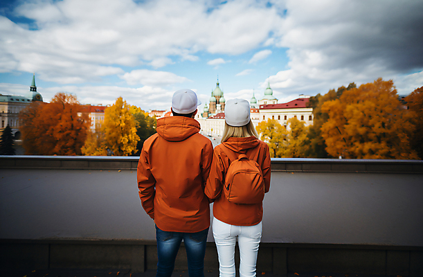 JPG 구름 편집이미지 커플 여자 남자 여행 데이트 난간 단풍나무 상반신 성인 두명 건물 뒷모습 관광지 마을 가을 휴양지 가을여행 기념사진 성인만 편집실사 AI인물포토 AI콘텐츠 자연요소 나무 건축물 계절 뷰포인트 단풍 관계 사람 장소 CG 파일형식 가을_계절 AI포토