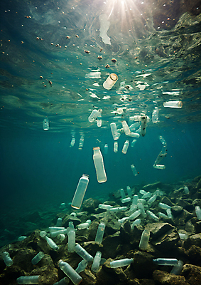 JPG 편집이미지 물결 바다 사람없음 바닷속 플라스틱 사회이슈 가득함 페트병 해양오염 해양쓰레기 편집실사 AI포토 AI콘텐츠 컨셉 재질 수중 환경오염 쓰레기 CG 병_담는 파일형식