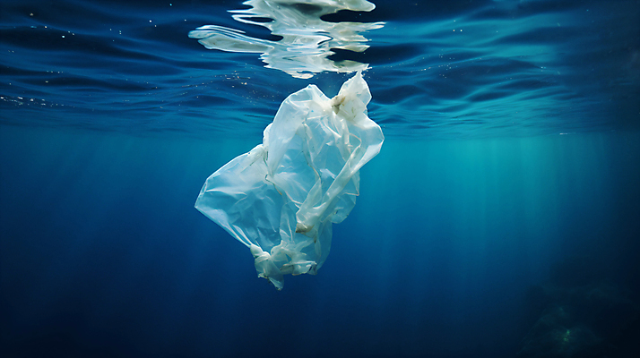 JPG 편집이미지 물결 바다 비닐봉투 사람없음 파란색 바닷속 사회이슈 해양오염 해양쓰레기 편집실사 AI포토 AI콘텐츠 컬러 컨셉 봉투 수중 환경오염 쓰레기 CG 파일형식