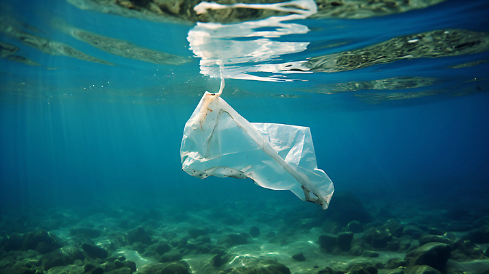 JPG 편집이미지 물결 바다 비닐봉투 사람없음 파란색 바닷속 돌_바위 사회이슈 해양오염 해양쓰레기 편집실사 AI포토 AI콘텐츠 컬러 컨셉 봉투 수중 환경오염 쓰레기 CG 파일형식