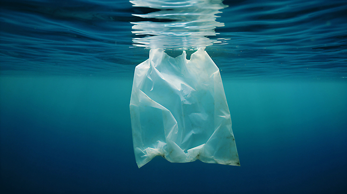 JPG 편집이미지 물결 바다 비닐봉투 사람없음 파란색 바닷속 사회이슈 해양오염 해양쓰레기 편집실사 AI포토 AI콘텐츠 컬러 컨셉 봉투 수중 환경오염 쓰레기 CG 파일형식