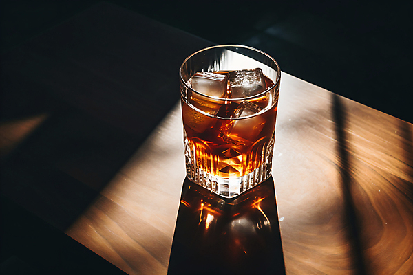 JPG 편집이미지 술잔 한잔 주류 그림자 사람없음 빛 갈색 얼음 칵테일 나무탁자 위스키 편집실사 AI포토 AI콘텐츠 자연요소 1 음료 컬러 탁자 잔 CG 파일형식