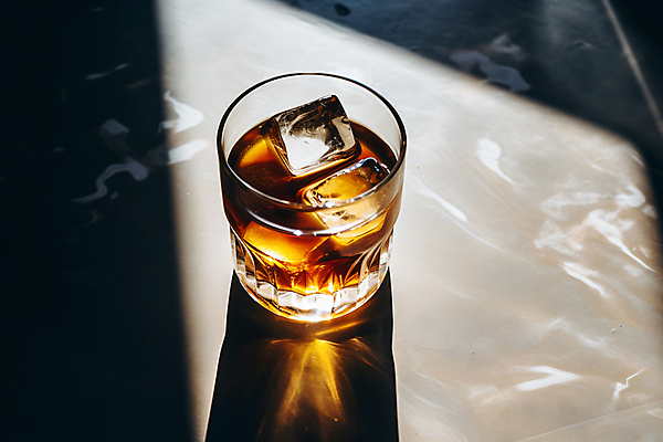 JPG 편집이미지 술잔 한잔 주류 그림자 사람없음 빛 갈색 얼음 칵테일 위스키 편집실사 AI포토 AI콘텐츠 자연요소 1 음료 컬러 잔 CG 파일형식