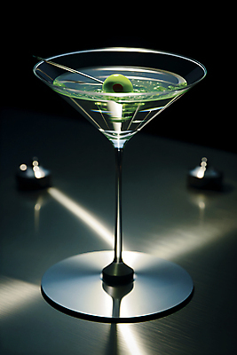 JPG 편집이미지 술잔 한잔 주류 그림자 사람없음 연두색 빛 칵테일 마티니 편집실사 AI포토 AI콘텐츠 1 음료 잔 초록색 CG 파일형식