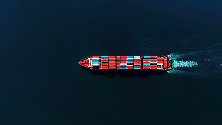 JPG 편집이미지 바다 사람없음 컨테이너 화물선 남색 무역 선박 편집실사 AI포토 AI콘텐츠 산업 컬러 수상교통 배_교통 CG 파일형식