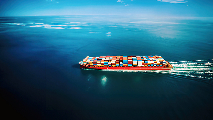 JPG 편집이미지 바다 하늘 사람없음 파란색 컨테이너 화물선 무역 선박 편집실사 AI포토 AI콘텐츠 산업 컬러 수상교통 배_교통 CG 파일형식