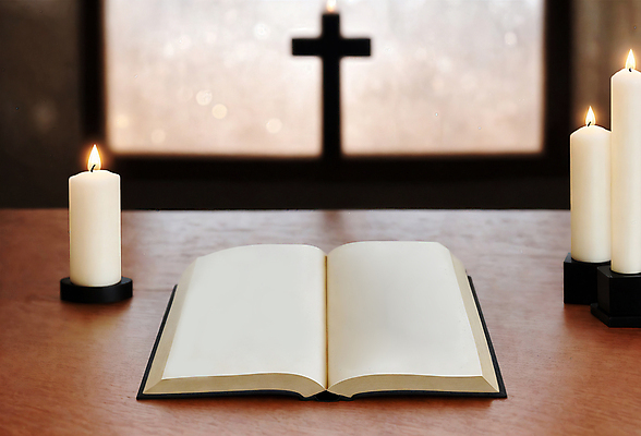 JPG 편집이미지 기독교 십자가 촛불 창문 사람없음 성경 디지털합성 오브젝트 나무탁자 편집소스 편집실사 AI포토 AI콘텐츠 종교 초 종교용품 탁자 CG 파일형식