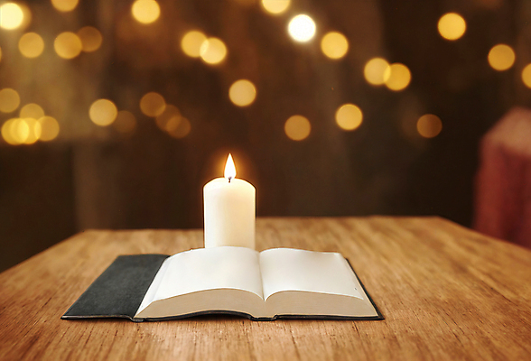 JPG 편집이미지 기독교 촛불 사람없음 성경 디지털합성 오브젝트 보케 나무탁자 편집소스 편집실사 AI포토 AI콘텐츠 종교 초 종교용품 탁자 CG 파일형식