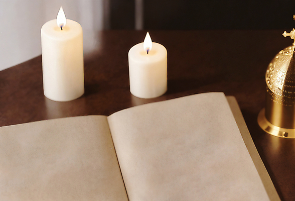 JPG 편집이미지 기독교 촛불 사람없음 성경 디지털합성 오브젝트 나무탁자 편집소스 편집실사 AI포토 AI콘텐츠 종교 초 종교용품 탁자 CG 파일형식