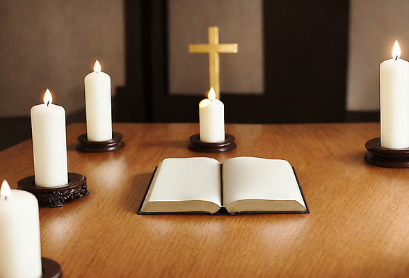 JPG 편집이미지 기독교 십자가 촛불 사람없음 성경 디지털합성 오브젝트 나무탁자 편집소스 편집실사 AI포토 AI콘텐츠 종교 초 종교용품 탁자 CG 파일형식