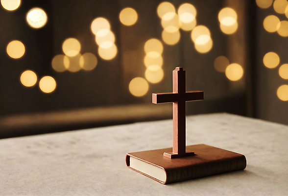 JPG 편집이미지 기독교 십자가 탁자 사람없음 성경 디지털합성 오브젝트 보케 편집소스 편집실사 AI포토 AI콘텐츠 종교 가구 종교용품 CG 파일형식