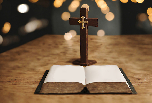 JPG 편집이미지 기독교 십자가 사람없음 성경 디지털합성 오브젝트 보케 나무탁자 편집소스 편집실사 AI포토 AI콘텐츠 종교 종교용품 탁자 CG 파일형식