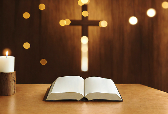 JPG 편집이미지 기독교 십자가 촛불 사람없음 성경 디지털합성 오브젝트 보케 나무탁자 편집소스 편집실사 AI포토 AI콘텐츠 종교 초 종교용품 탁자 CG 파일형식