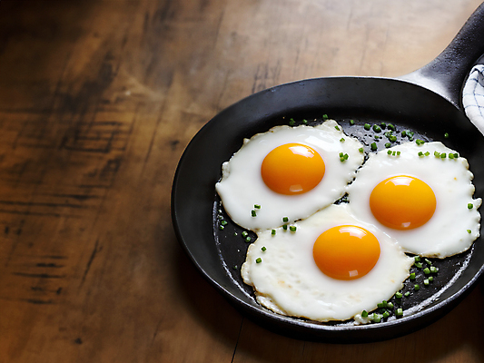JPG 편집이미지 사람없음 프라이팬 계란프라이 디지털합성 노른자 나무탁자 흰자 편집소스 편집실사 AI포토 AI콘텐츠 탁자 주방용품 계란 계란요리 CG 파일형식