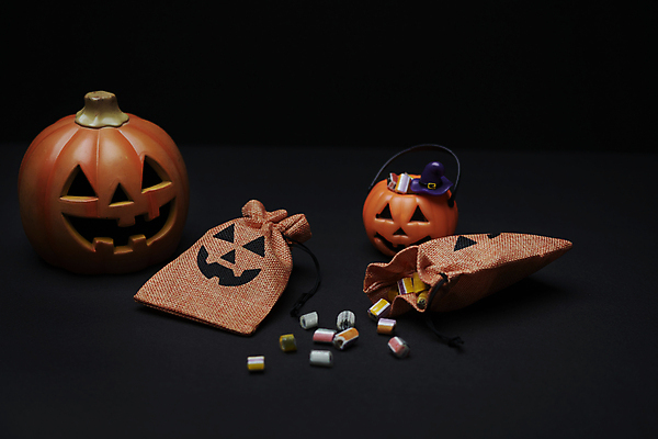 포토 JPG 스튜디오촬영 호박 사탕 사람없음 모형 할로윈 가을 주머니 오브젝트 쏟아짐 잭오랜턴 국내포토 계절 채소 모션 디저트 실내 파일형식