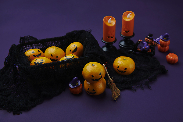 포토 JPG 스튜디오촬영 초 호박 귤 사람없음 바구니 모형 보라색 할로윈 가을 천 빗자루 오브젝트 담기 잭오랜턴 국내포토 계절 컬러 채소 과일 모션 실내 직물 청소도구 파일형식