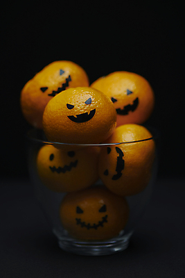 포토 JPG 스튜디오촬영 잔 귤 표정 사람없음 검은색 어둠 할로윈 가을 오브젝트 담기 잭오랜턴 국내포토 식기 계절 컬러 과일 모션 실내 파일형식