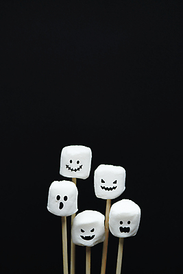 포토 JPG 스튜디오촬영 표정 미소 사람없음 놀람 할로윈 가을 흰색 꼬치 유령 오브젝트 마시멜로우 카피스페이스 국내포토 계절 감정 컬러 디저트 실내 공백 파일형식