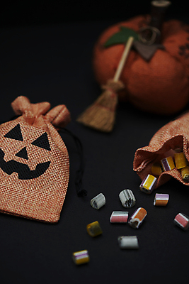 포토 JPG 스튜디오촬영 사탕 근접촬영 사람없음 어둠 할로윈 가을 주머니 빗자루 오브젝트 쏟아짐 잭오랜턴 국내포토 계절 뷰포인트 모션 디저트 실내 청소도구 파일형식