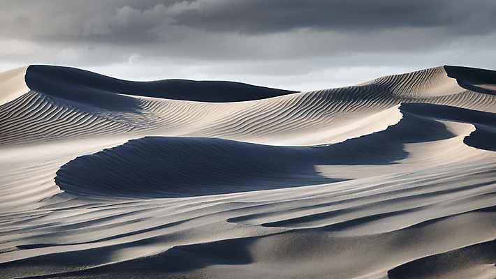 JPG 편집이미지 모래 자연 풍경 사람없음 사막 모래언덕 먹구름 편집실사 AI포토 AI콘텐츠 언덕 CG 생태계 파일형식 구름_자연