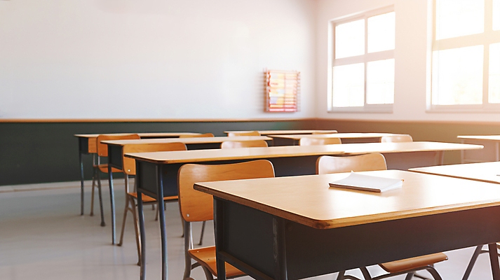 JPG 편집이미지 의자 창문 교실 학교 실내 사람없음 공간 책상 디지털합성 비어있는 편집실사 AI포토 AI콘텐츠 교육 가구 내부 CG 파일형식