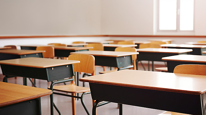 JPG 편집이미지 의자 창문 교실 학교 실내 사람없음 공간 책상 디지털합성 비어있는 편집실사 AI포토 AI콘텐츠 교육 가구 내부 CG 파일형식