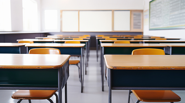 JPG 편집이미지 의자 창문 교실 학교 실내 사람없음 공간 책상 디지털합성 일렬 비어있는 편집실사 AI포토 AI콘텐츠 교육 가구 내부 CG 파일형식