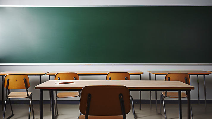 JPG 편집이미지 의자 교실 학교 실내 사람없음 칠판 공간 책상 디지털합성 비어있는 편집실사 AI포토 AI콘텐츠 교육 가구 내부 CG 파일형식