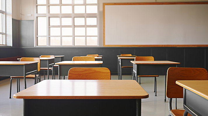 JPG 편집이미지 의자 창문 교실 학교 실내 사람없음 공간 책상 디지털합성 화이트보드 비어있는 편집실사 AI포토 AI콘텐츠 교육 가구 내부 CG 파일형식