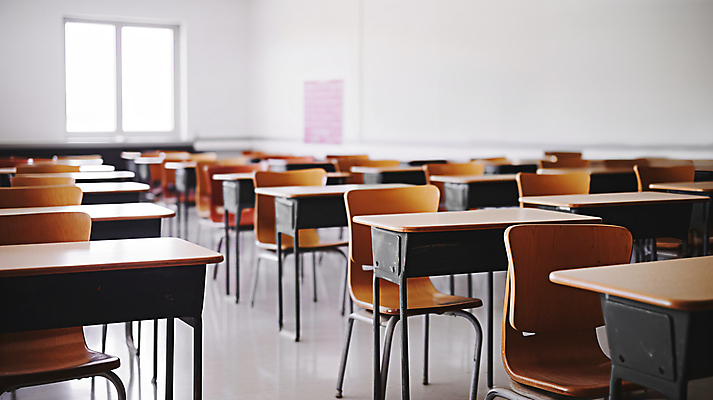 JPG 편집이미지 의자 창문 교실 학교 실내 사람없음 공간 책상 디지털합성 비어있는 편집실사 AI포토 AI콘텐츠 교육 가구 내부 CG 파일형식