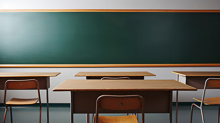 JPG 편집이미지 의자 교실 학교 실내 사람없음 칠판 공간 책상 디지털합성 비어있는 편집실사 AI포토 AI콘텐츠 교육 가구 내부 CG 파일형식