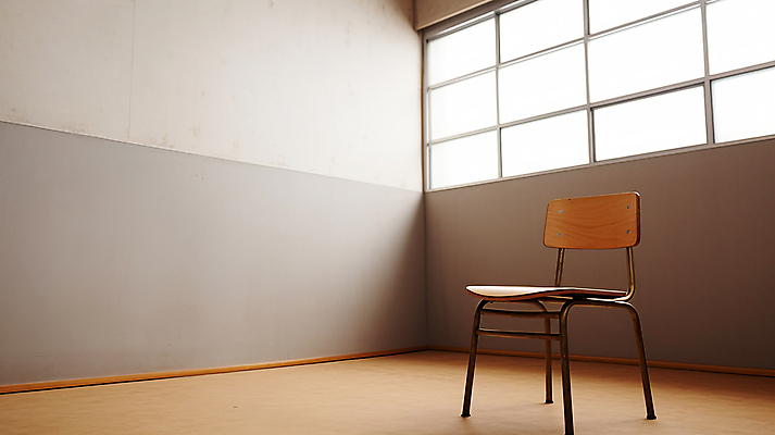 JPG 편집이미지 의자 창문 교실 학교 실내 사람없음 한개 공간 디지털합성 왕따 학교폭력 비어있는 편집실사 AI포토 AI콘텐츠 1 교육 가구 내부 폭력 CG 파일형식