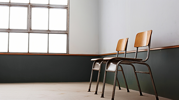 JPG 편집이미지 의자 창문 교실 학교 실내 사람없음 공간 디지털합성 왕따 학교폭력 비어있는 편집실사 AI포토 AI콘텐츠 교육 가구 내부 폭력 CG 파일형식