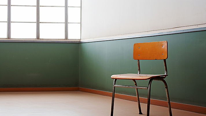 JPG 편집이미지 의자 창문 교실 학교 실내 사람없음 한개 공간 디지털합성 왕따 학교폭력 비어있는 편집실사 AI포토 AI콘텐츠 1 교육 가구 내부 폭력 CG 파일형식