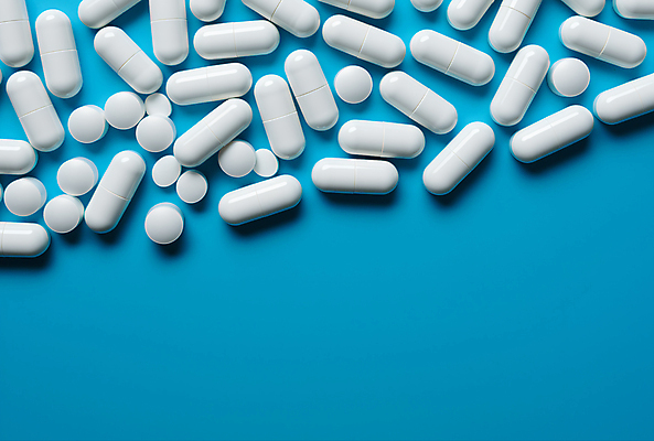 JPG 편집이미지 하늘색 병원 사람없음 알약 흰색 카피스페이스 편집실사 AI포토 AI콘텐츠 컬러 의학 파란색 약 공백 CG 파일형식