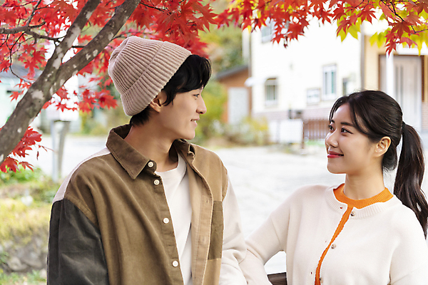 포토 JPG 커플 여자 남자 데이트 단풍나무 휴가 휴식 미소 풍경 상반신 20대 성인 두명 앞모습 마주보기 한국인 가을 힐링 단양 성인만 사인암 국내포토 나무 계절 뷰포인트 컨셉 단풍 관계 모션 표정 사람 동양인 청년 충청북도 명승지 파일형식