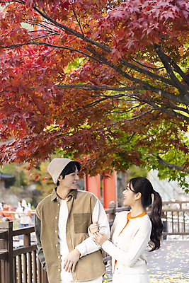 포토 JPG 커플 여자 남자 데이트 단풍나무 휴가 휴식 풍경 상반신 20대 성인 두명 앞모습 옆모습 마주보기 팔짱 한국인 가을 힐링 단양 성인만 사인암 국내포토 나무 계절 뷰포인트 컨셉 단풍 관계 모션 사람 동양인 청년 충청북도 명승지 파일형식