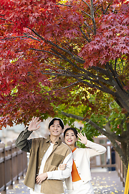 포토 JPG 커플 여자 남자 데이트 단풍나무 휴가 휴식 풍경 상반신 20대 성인 두명 앞모습 팔짱 한국인 가을 힐링 손인사 단양 성인만 사인암 국내포토 나무 계절 뷰포인트 컨셉 단풍 관계 모션 사람 동양인 청년 인사 충청북도 명승지 파일형식