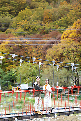 포토 JPG 전신 커플 여자 남자 데이트 단풍나무 휴가 휴식 풍경 20대 성인 두명 옆모습 한국인 가을 힐링 단양 가교 성인만 사인암 국내포토 나무 건축물 계절 뷰포인트 컨셉 단풍 관계 사람 동양인 청년 충청북도 명승지 파일형식
