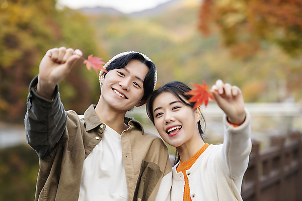 포토 JPG 커플 여자 남자 단풍 데이트 휴가 휴식 미소 들기 풍경 상반신 20대 성인 두명 앞모습 아웃포커스 한국인 가을 힐링 단양 성인만 사인암 국내포토 계절 뷰포인트 컨셉 잎 관계 모션 촬영기법 표정 사람 동양인 청년 충청북도 명승지 파일형식