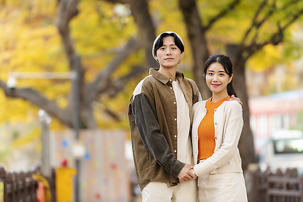 포토 JPG 커플 여자 남자 데이트 단풍나무 휴가 휴식 풍경 상반신 20대 성인 두명 옆모습 아웃포커스 손잡기 한국인 가을 힐링 단양 성인만 어깨에손 사인암 국내포토 나무 계절 뷰포인트 컨셉 단풍 관계 모션 촬영기법 사람 동양인 청년 충청북도 명승지 파일형식