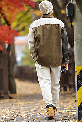 포토 JPG 전신 남자 낙엽 단풍나무 휴가 휴식 한명 들기 풍경 20대 성인 뒷모습 걷기 카메라 한국인 가을 주머니손 힐링 단양 성인남자한명만 사인암 국내포토 나무 1 계절 뷰포인트 컨셉 단풍 잎 모션 사람 동양인 청년 전자제품 충청북도 명승지 남자한명만 성인남자만 파일형식