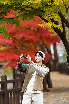 포토 JPG 남자 단풍나무 휴가 휴식 한명 들기 풍경 상반신 20대 성인 앞모습 울타리 카메라 사진촬영 한국인 가을 힐링 단양 성인남자한명만 사인암 국내포토 나무 1 계절 뷰포인트 컨셉 단풍 모션 사람 동양인 청년 전자제품 담장 촬영 충청북도 명승지 남자한명만 성인남자만 파일형식