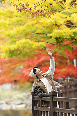 포토 JPG 남자 단풍나무 휴가 휴식 한명 풍경 상반신 20대 성인 앞모습 옆모습 울타리 기댐 한국인 올려보기 가을 힐링 손뻗기 단양 성인남자한명만 사인암 국내포토 나무 1 계절 뷰포인트 컨셉 단풍 모션 사람 동양인 청년 담장 충청북도 명승지 남자한명만 성인남자만 파일형식
